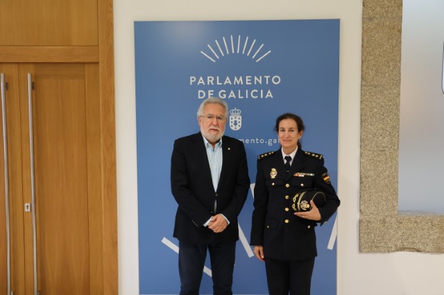 A comisaria xefa da  Policía Nacional en Santiago efectúa unha visita protocolaria ao presidente do Parlamento